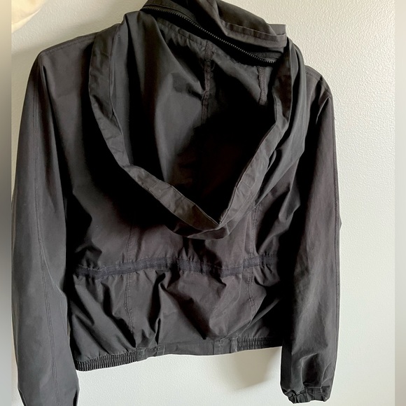 Lululemon Fall/Rain Jacket, size 4, great condition - Picture 2 of 5